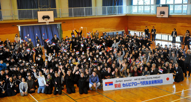 Јапанци уз Лолу уче о српском колу (ФОТО)